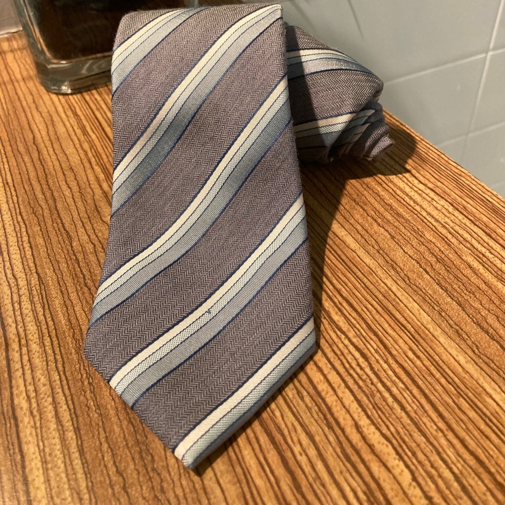 ♣️2/$10 Reaction Kenneth Cole Tie